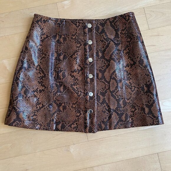 ASTR BNWT snake print front snap mini skirt S - Picture 3 of 7